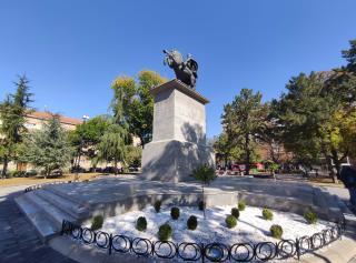 park trg kralja aleksandra spomenik