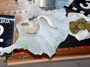 Uhapšen diler u Nišu, policija mu u stanu pronašla heroin, kokain, marihuanu i lekove