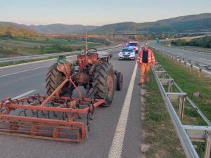 Traktorom vozio suprotnim smerom na auto-putu Niš - Dimitrovgrad