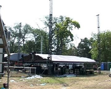 Nis2CpostavljanjepozornicazaNisvillejazzfestival2Cpokrivanje