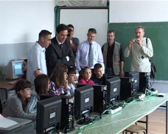 Zitoradja2CseloPejkovac2CdirektorPTTSrbijaGoranCiricuposetiOSToplickiherojipovodomopremanjainformatickogkabineta2Cpokrivanje