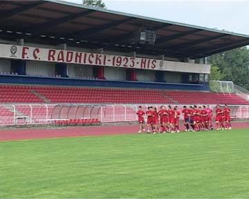 Nis trening fudbalera Radnickog pokrivanje