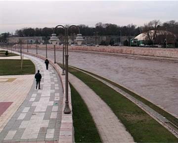 Nis vodostaj Nisave u centru grada pokrivanje