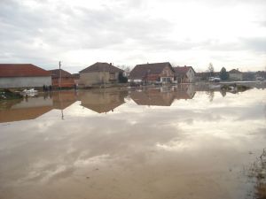 JEZERO U CENTRU SELA