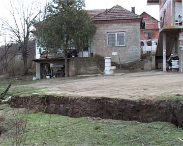 Nis selo Krusce kliziste na imanju porodice Mladenovic pokrivanje