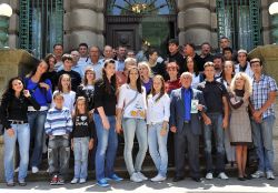 Nagradjeni sportisti ispred gradske kuce u Nisu