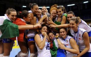 Italija sa peharom odbojkasice