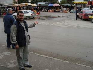 Rista Djakovic pokazuje mesto gde prolayi primarni cevovod