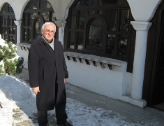 Disic izlozba ispred crkve