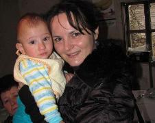 Miljkovic Daliborka drzi u narucju malog Jovana