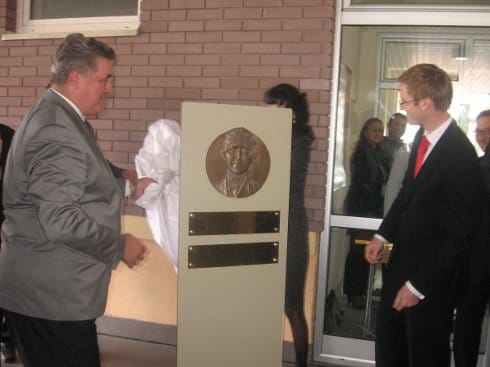 Spomen ploča u čast dr Izabel Haton 9 vranaje spomen ploca