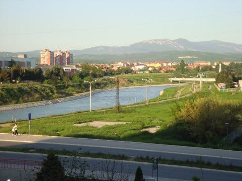 Pokušali da ukradu bandere 11 nis ka visecem mostu