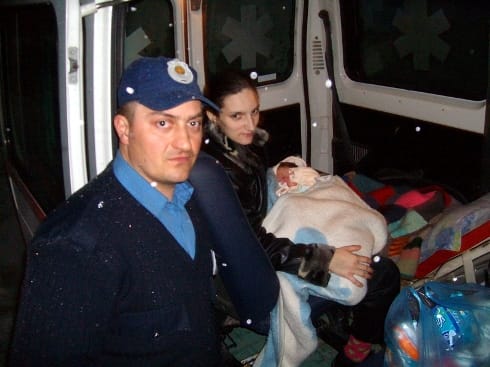 NASLOVNA Vatrogasac s bebom i majkom