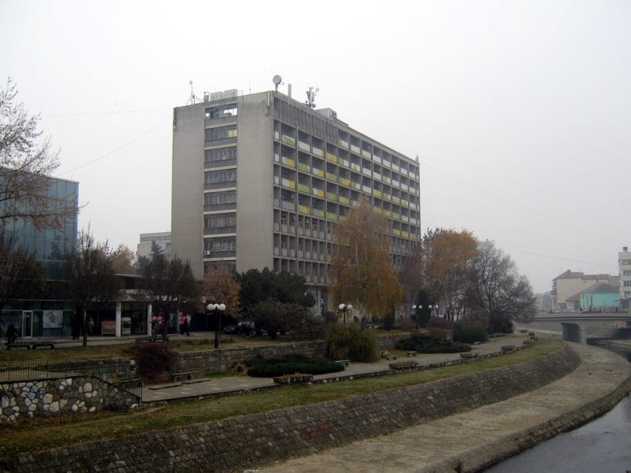 Ukinuta vanredna situacija u Leskovcu 3 Osmospratnica Gradska skupstina novembar 2011