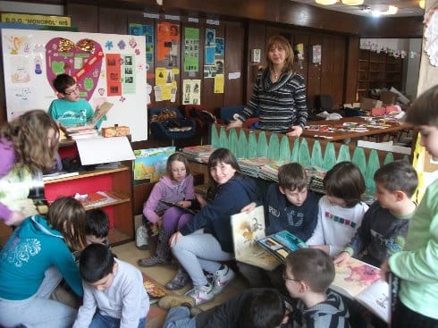 Treća radionica "Spomenar" u Narodnoj biblioteci 20 deca u biblioteci1