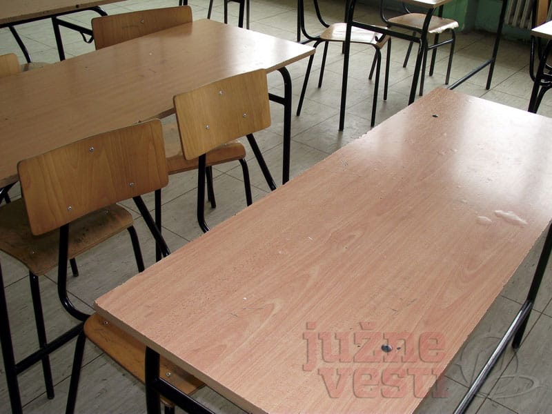 KLUPA U KOJOJ JE SEDELA