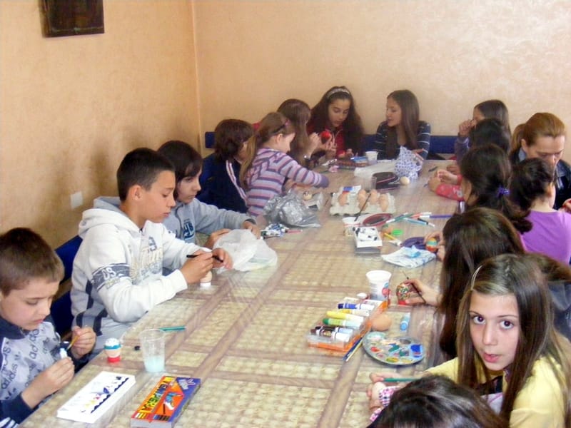 Kuršumlija: najmlađi obeležili Uskrs 6 FARBANJE JAJA 9