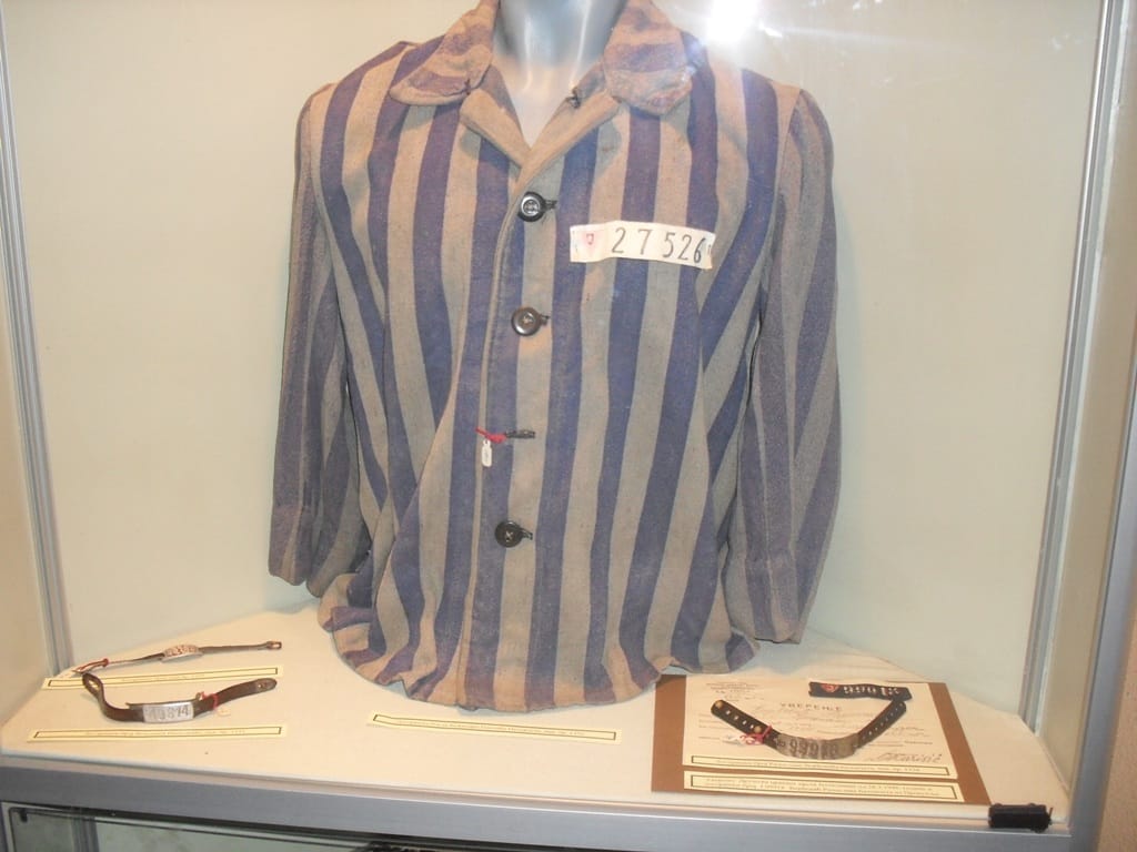 Izložba predmeta logoraša u Prokuplju 1 PROKUPLJE odelo i narukvice logorasa