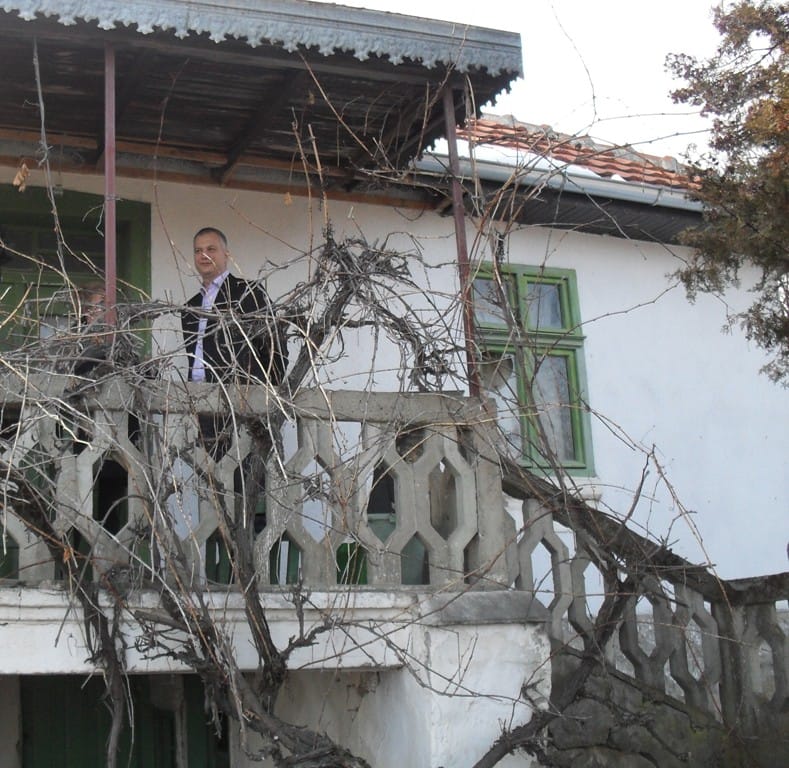 sutanovac ispred porodicne kuce u selu tulare