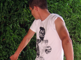 Pretuceni momak pokazuje modrice