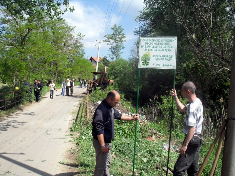 Ekolozi Prokuplja čiste divlje deponije 4 PROKUPLJE ekoloyi postavljaju tablu