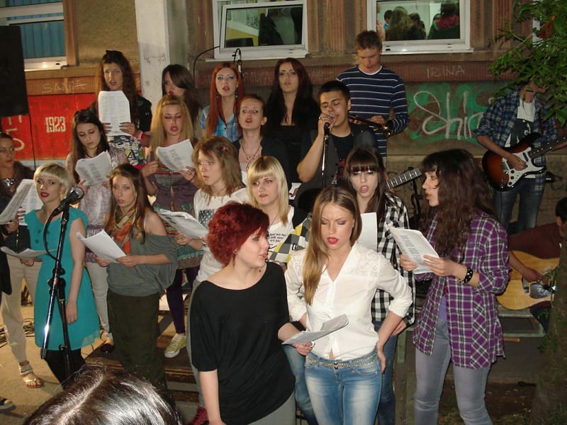 NIS hor u Prvomajskoj ispred Umetnicke skole odusevio posetioce