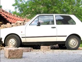 ostecen jugo pored crkve