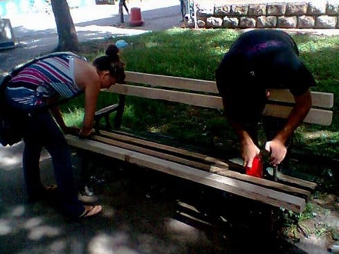 Počelo uređenje parka u Babušnici 9 babusnica mladi farbaju klupu