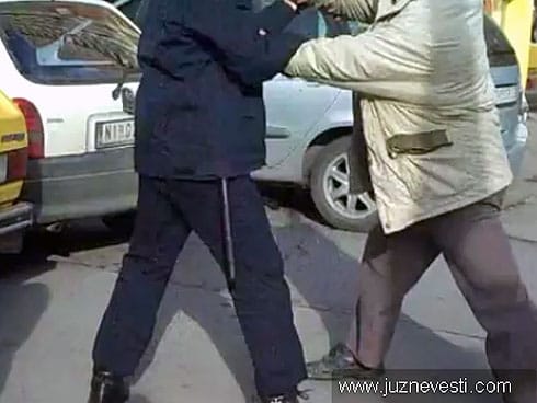 490x370 sukob komunalni policajac