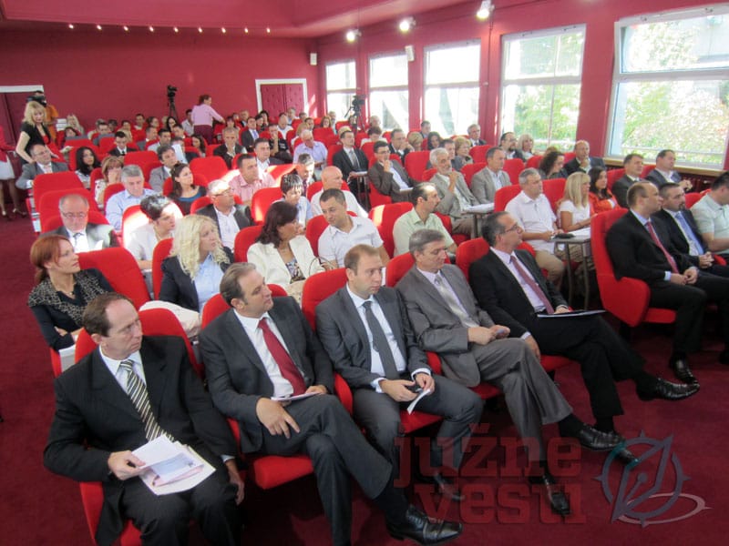 Crvene stolice u gradskoj Skupštini 2 crvena sala