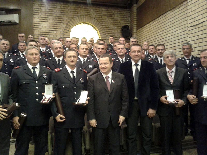 Dacic sa nagradjenim vatrogascima