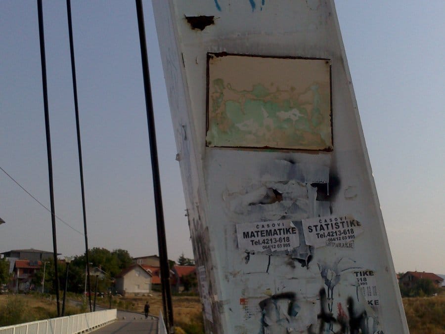 Nestala tabla sa Pešačkog mosta 2 most