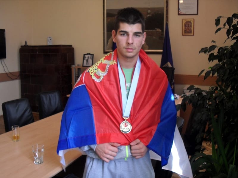 PROKUPLJE milan kurtic sa zastavom i medaljom