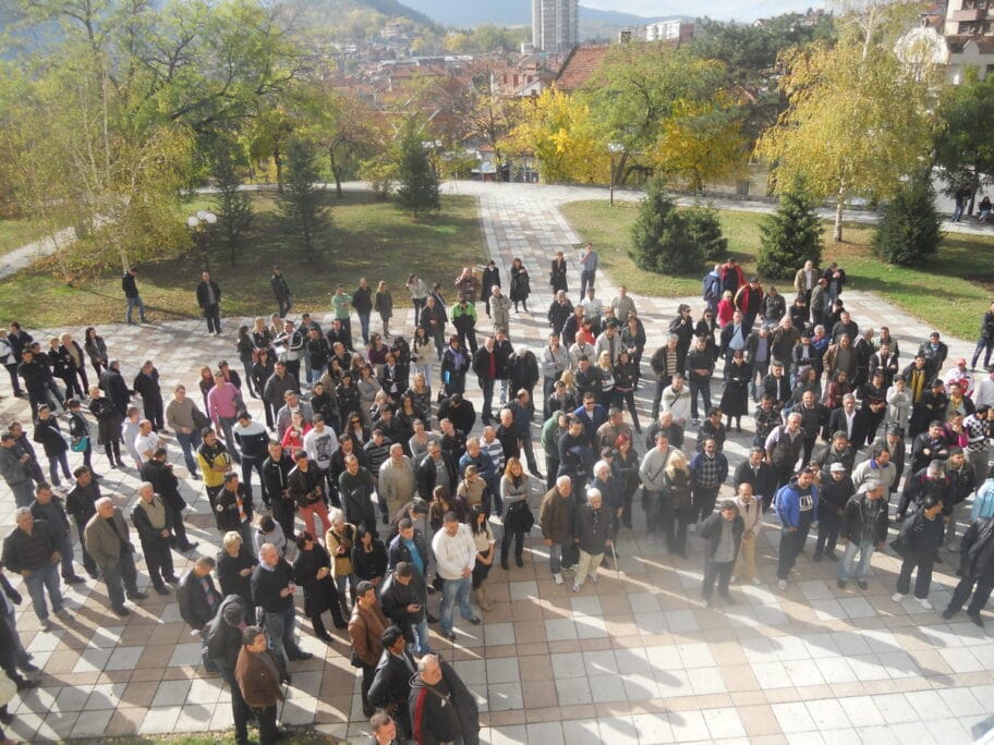 OKUPLJENI RADNICI ISPRED OPSTINE1