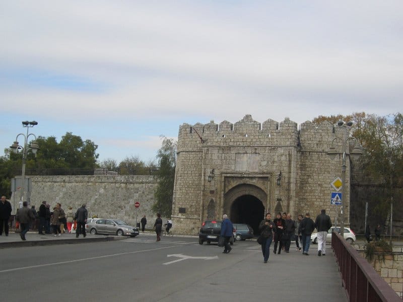 tvrdjava sklonjen transparent