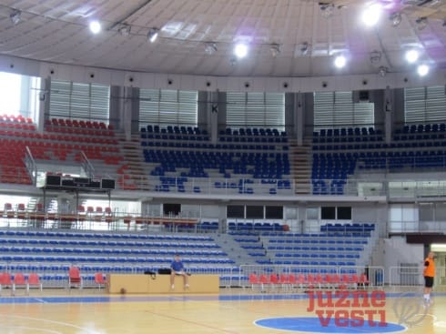 490x370 hala cair bez stolica