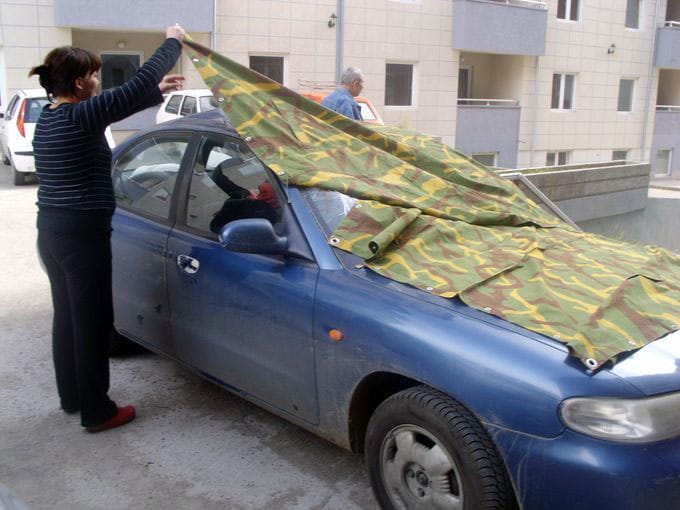 vlasnica pokriva kola