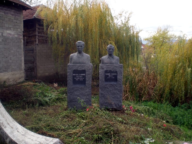 spomenik u staroj bozurni