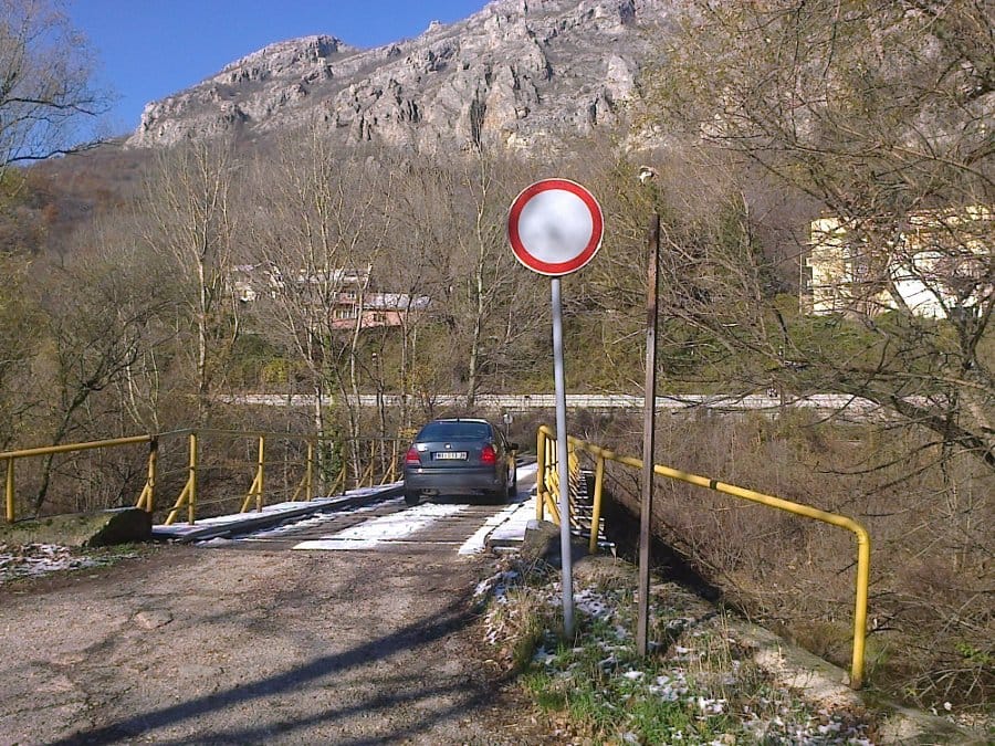 Most zatvoren - kola prolaze 1 Untitled