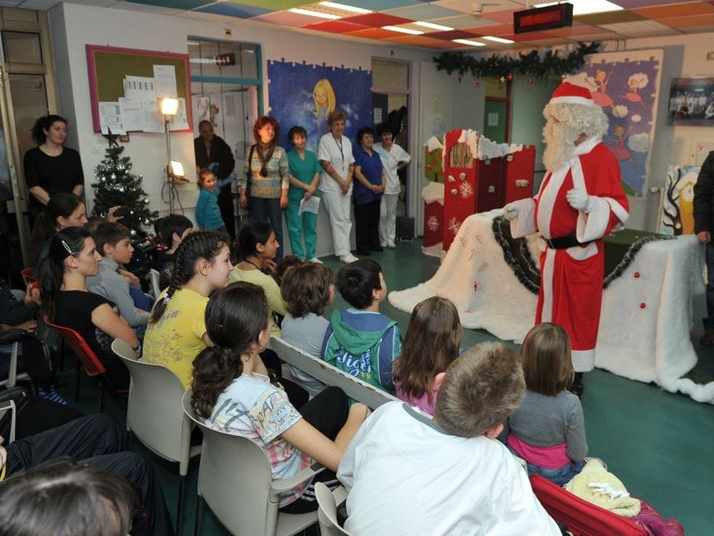 deca i novogodisnji paketici