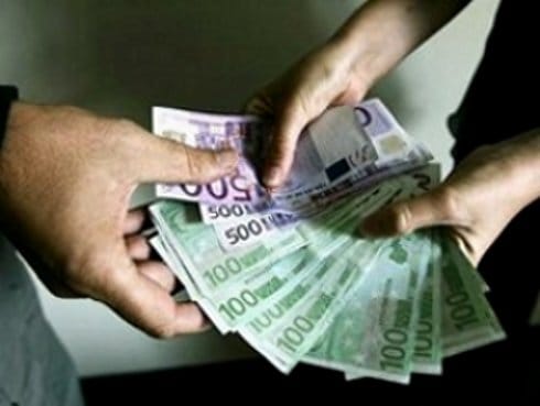 Radnik u banci pokrao klijenta 1 novac