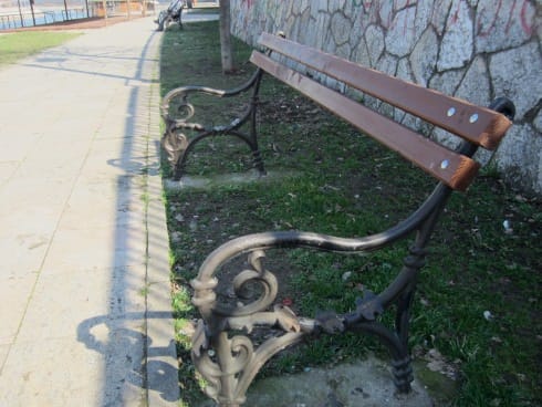 Od klupa ostao samo naslon 1 klupa