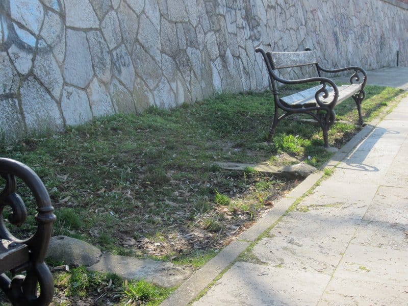 Od klupa ostao samo naslon 2 Klupe kej