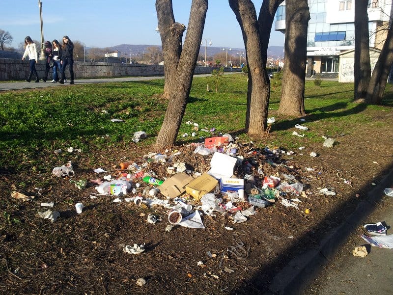 Hoće li neko da ukloni smeće kod Oficirskog doma? 13 smece oficirski dom