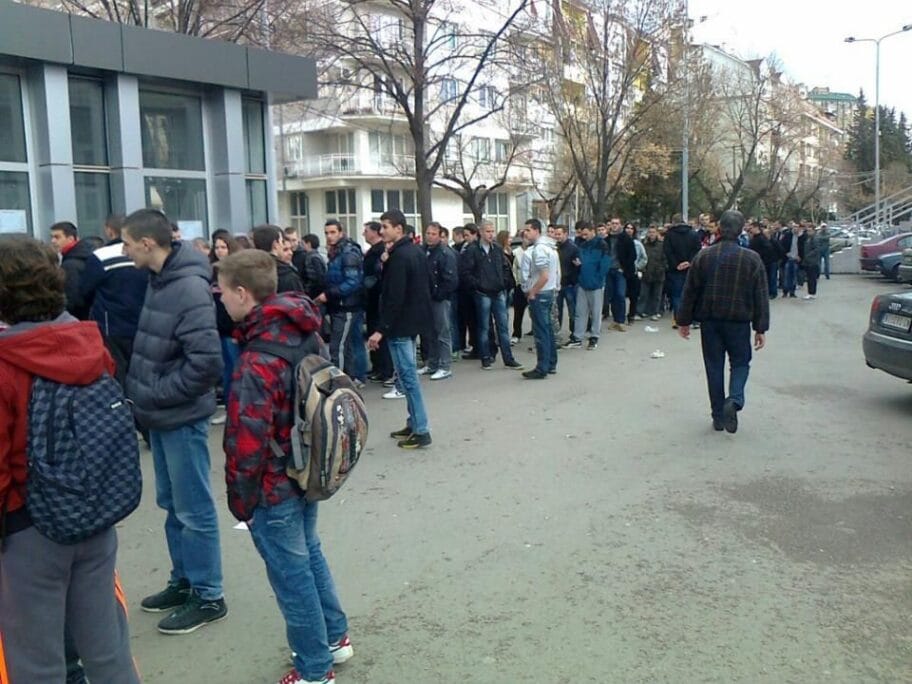 red ispred blagajne radnicki