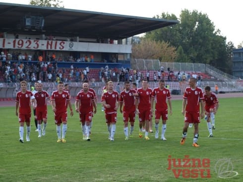 490x370 fk radnicki ekipa ispred zapada