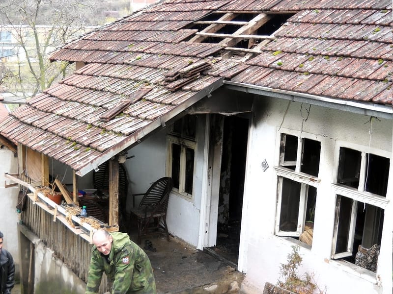 PROKUPLJE kuca koja je delimicno iygorela u pozaru