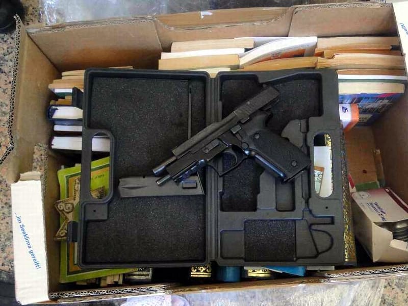 Zaplena oružja na Gradini 8 pistolj u knjigama