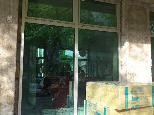 razbijeno staklo skupstina grada