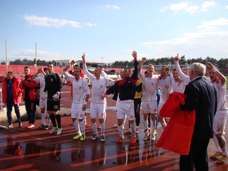 igraci radnickog iz nisa ispred navijaca